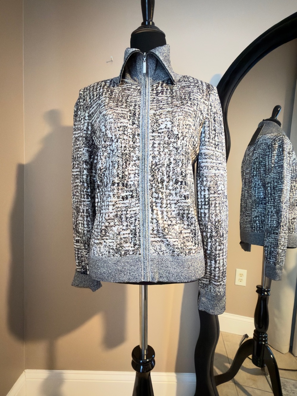 St. John Gray and White Patterned Zip-Front Knit Jacket